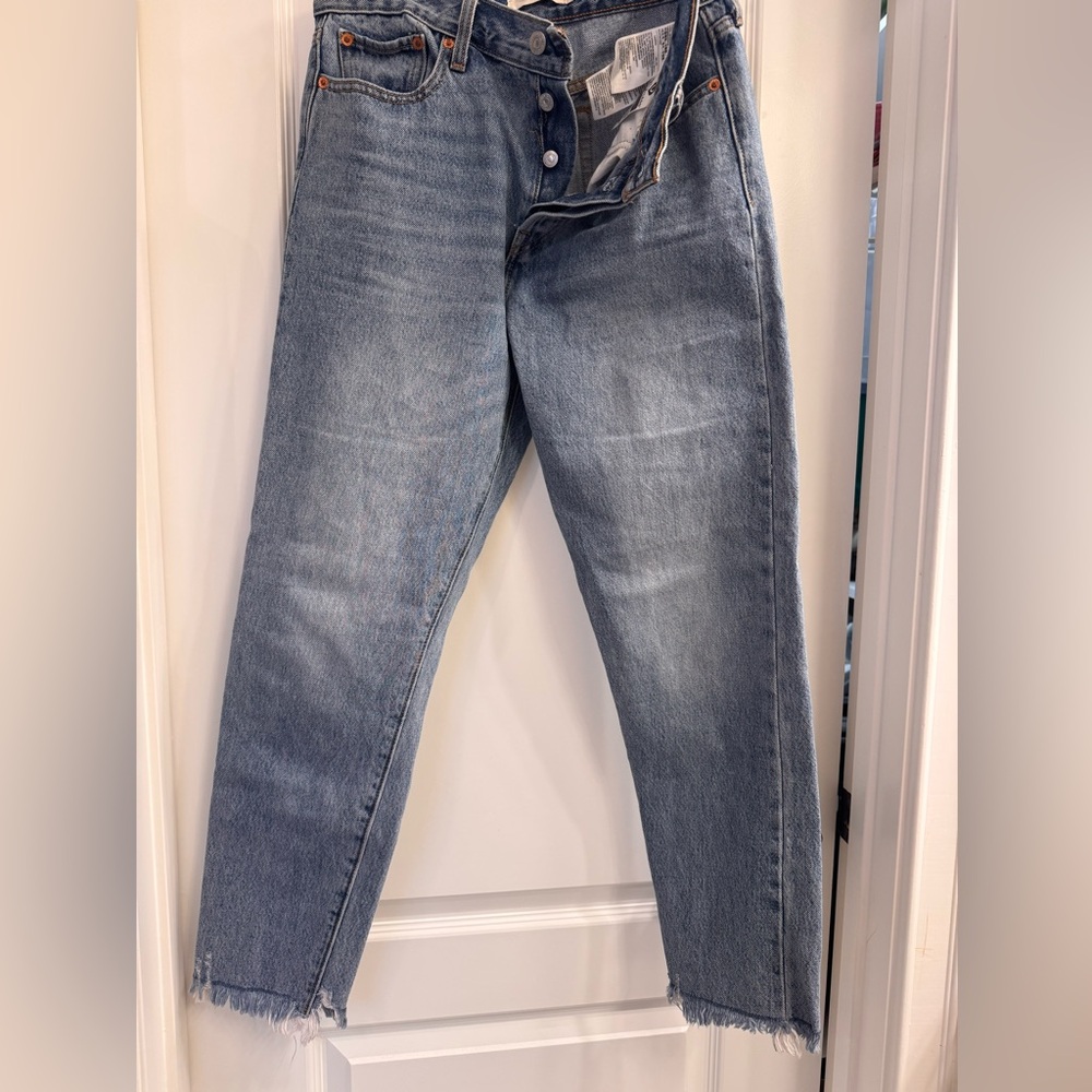 NWOT Levi's Wedgie Straight Premium Denim Size 29 - Picture 2 of 7